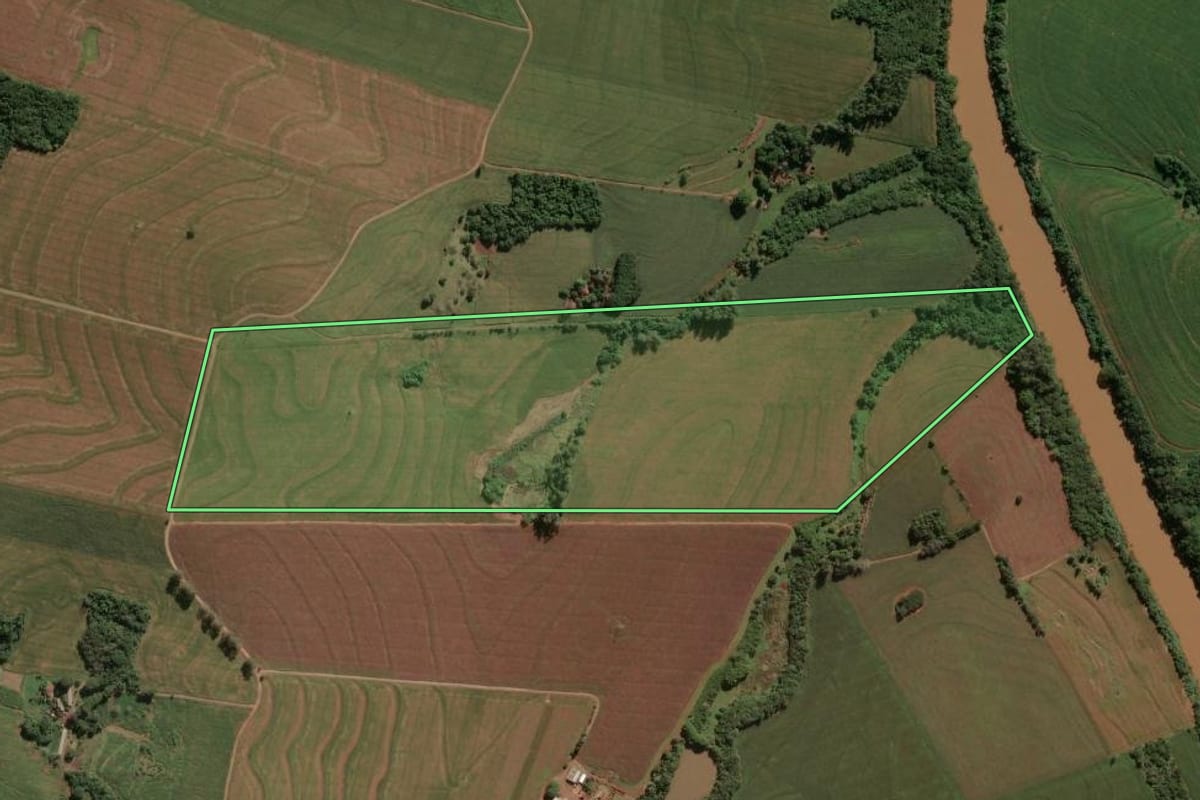 Imagem de satélite do imóvel rural em Barbosa Ferraz (PR), com o contorno declarado no CAR desenhado por cima.