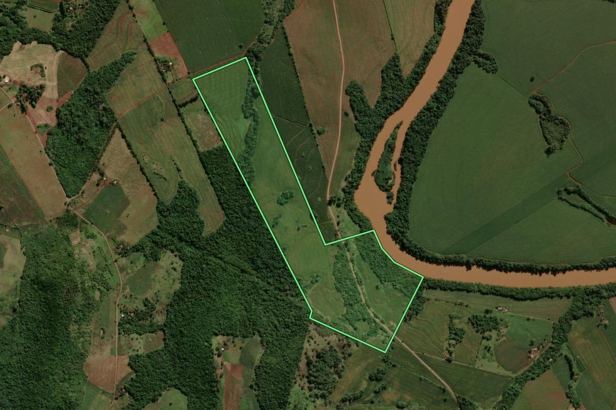 Imagem de satélite do imóvel rural em Barbosa Ferraz (PR), com o contorno declarado no CAR desenhado por cima.