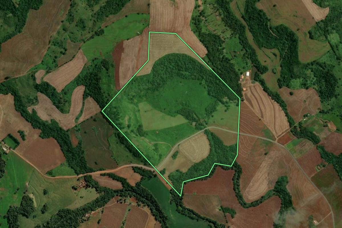 Imagem de satélite do imóvel rural em Barbosa Ferraz (PR), com o contorno declarado no CAR desenhado por cima.