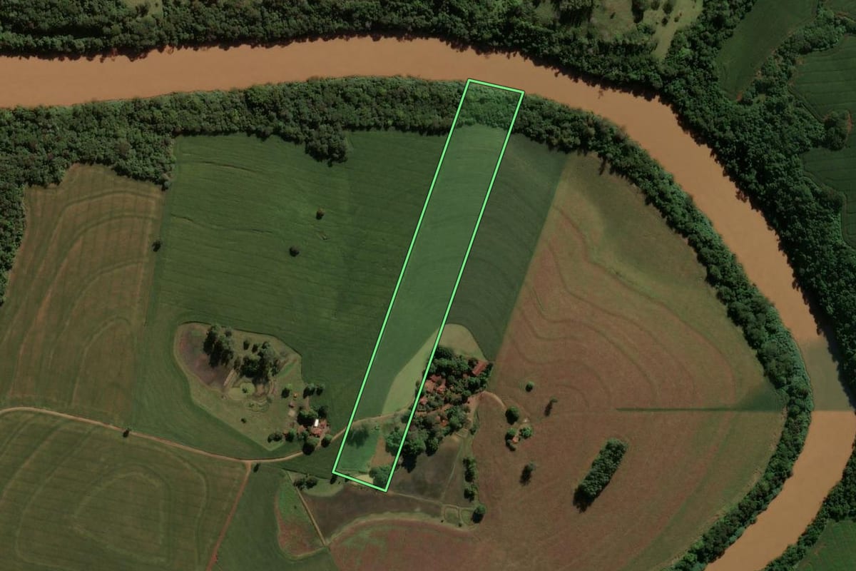 Imagem de satélite do imóvel rural em Barbosa Ferraz (PR), com o contorno declarado no CAR desenhado por cima.