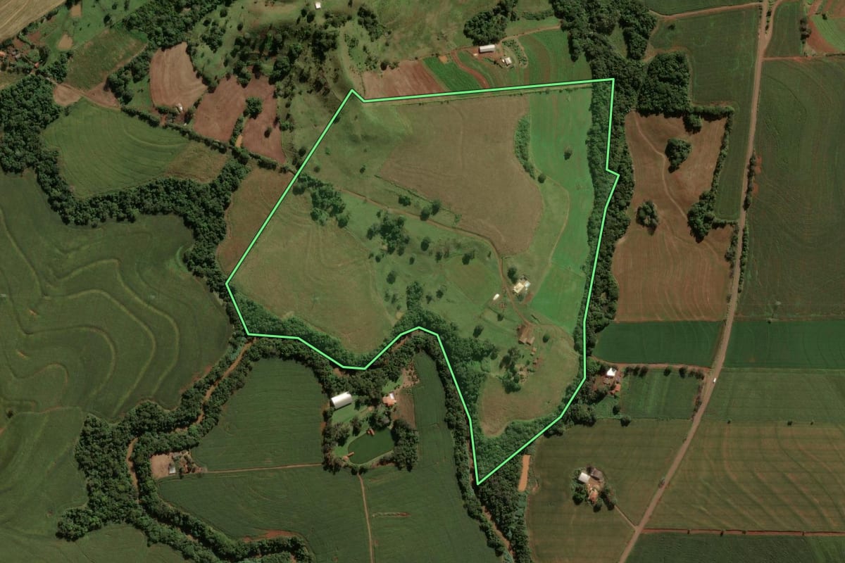 Imagem de satélite do imóvel rural em Barbosa Ferraz (PR), com o contorno declarado no CAR desenhado por cima.