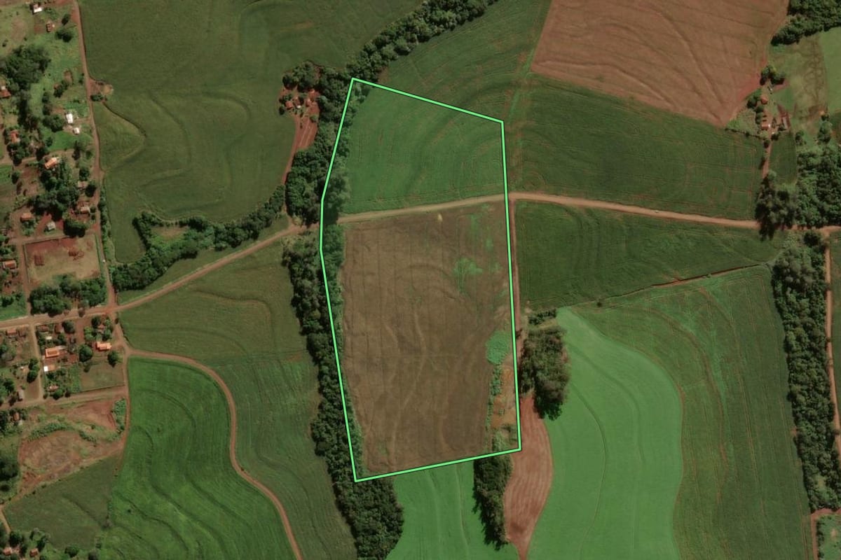 Imagem de satélite do imóvel rural em Barbosa Ferraz (PR), com o contorno declarado no CAR desenhado por cima.