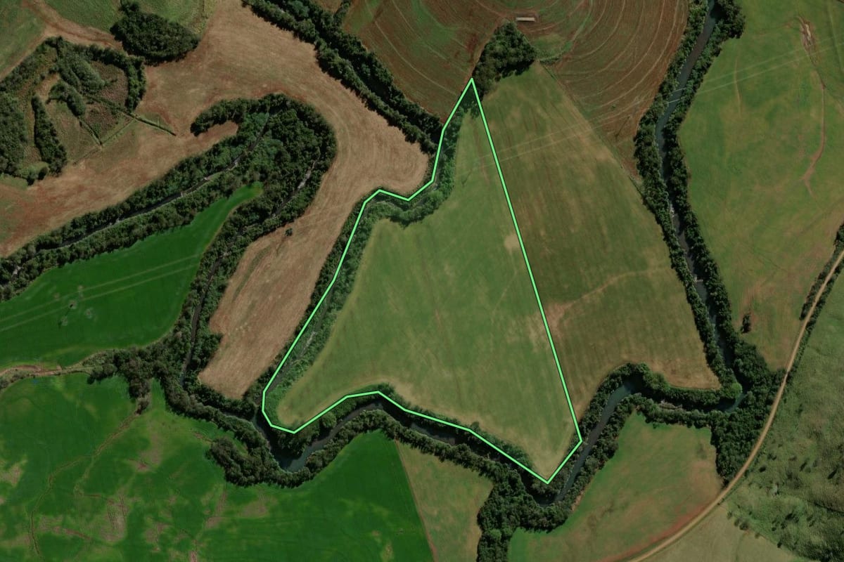 Imagem de satélite do imóvel rural em Barbosa Ferraz (PR), com o contorno declarado no CAR desenhado por cima.