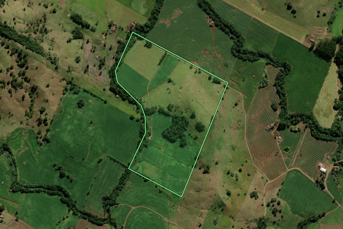 Imagem de satélite do imóvel rural em Barbosa Ferraz (PR), com o contorno declarado no CAR desenhado por cima.