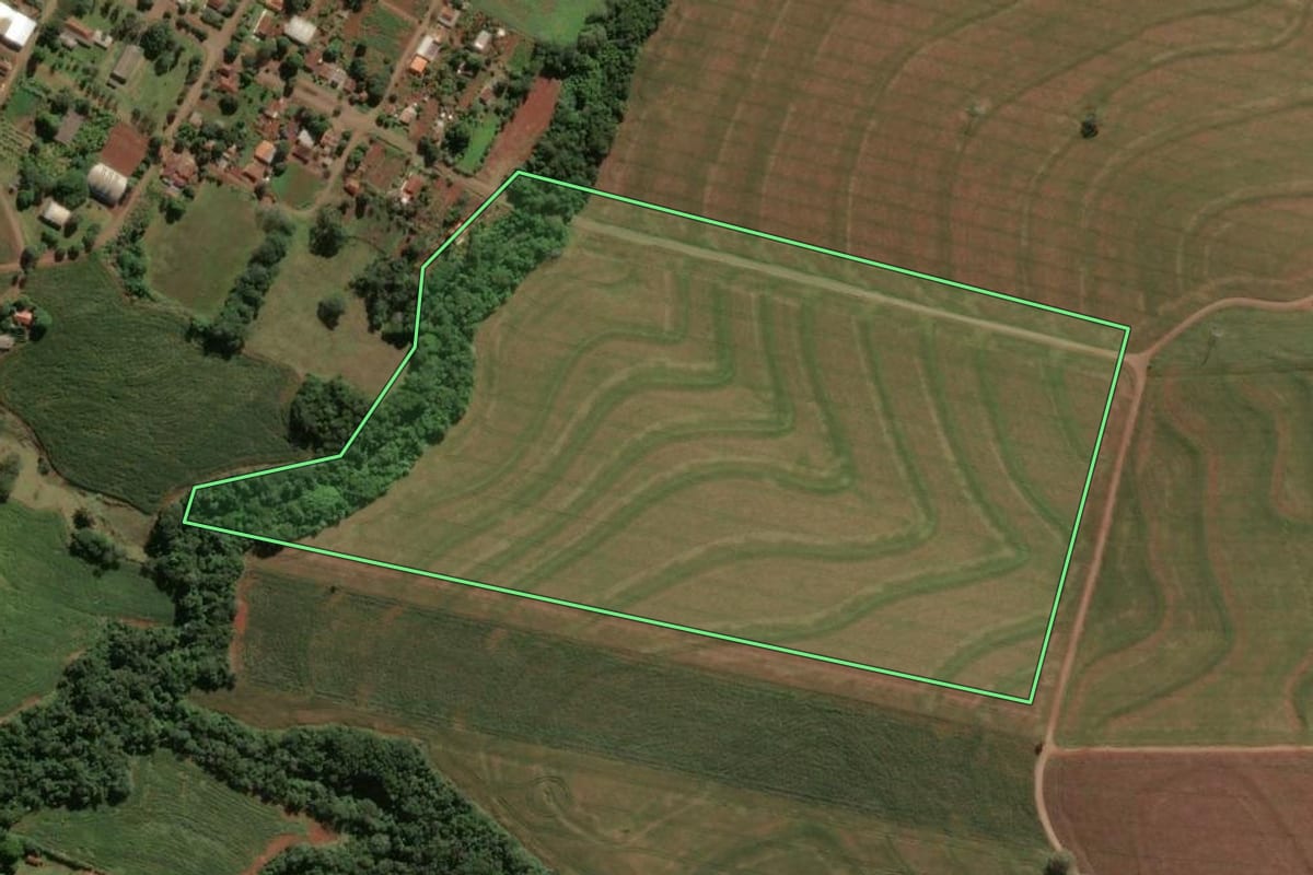 Imagem de satélite do imóvel rural em Barbosa Ferraz (PR), com o contorno declarado no CAR desenhado por cima.