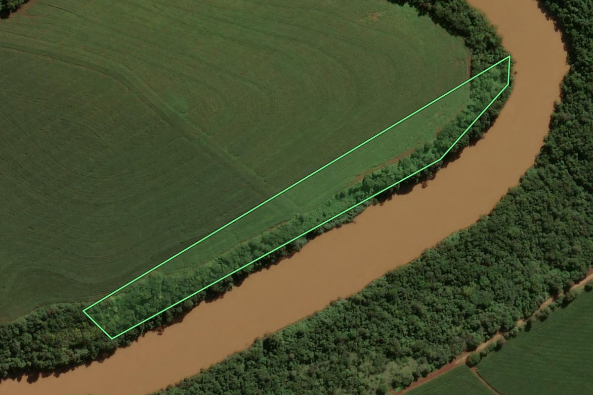 Imagem de satélite do imóvel rural em Barbosa Ferraz (PR), com o contorno declarado no CAR desenhado por cima.