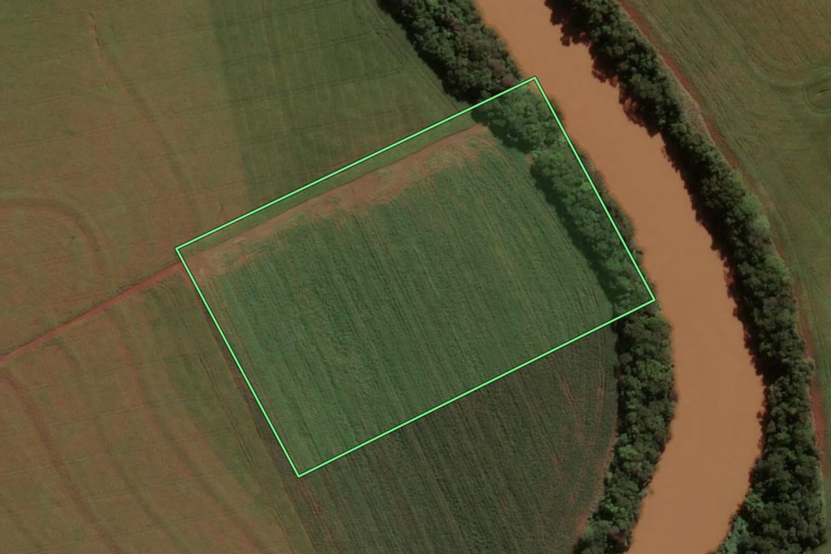 Imagem de satélite do imóvel rural em Barbosa Ferraz (PR), com o contorno declarado no CAR desenhado por cima.