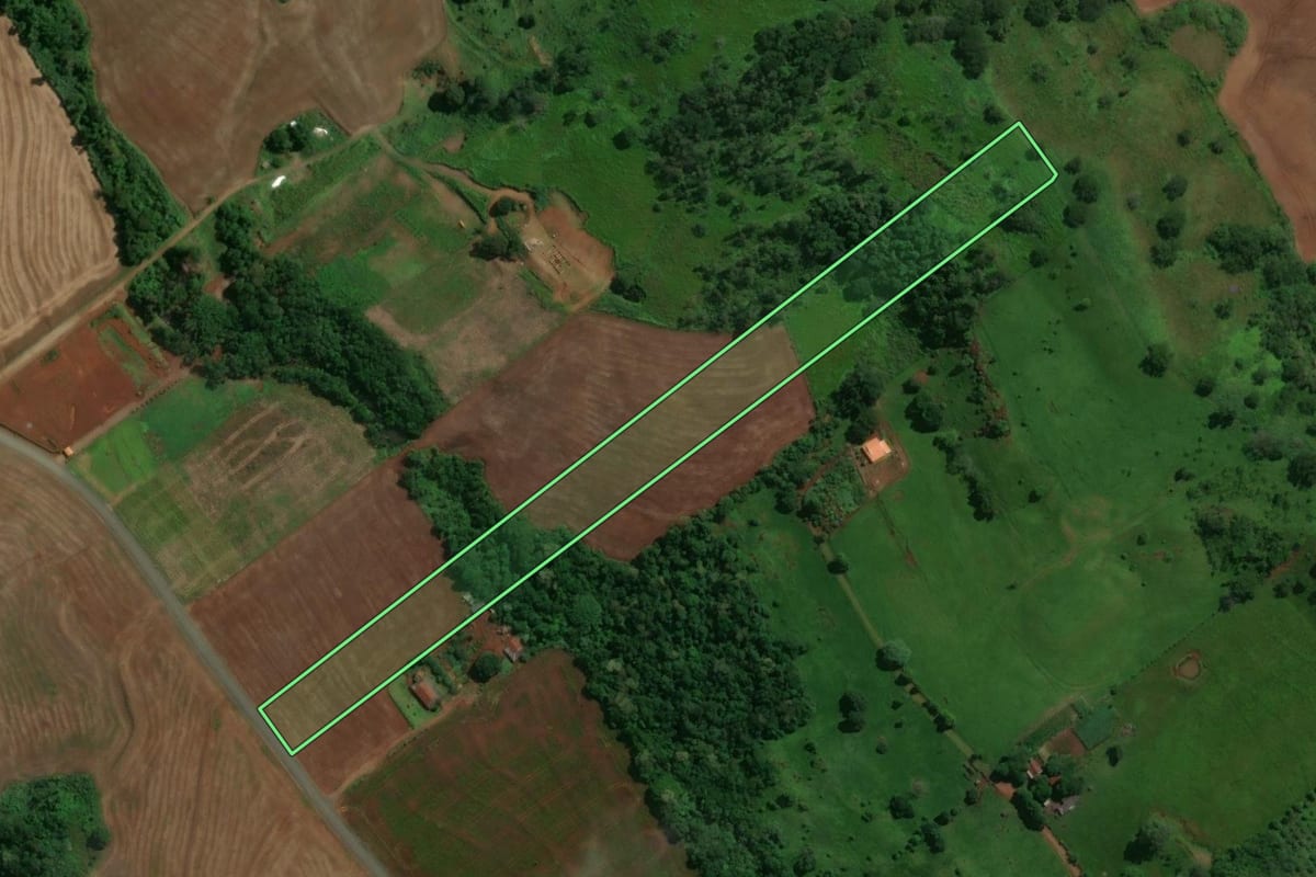 Imagem de satélite do imóvel rural em Barbosa Ferraz (PR), com o contorno declarado no CAR desenhado por cima.