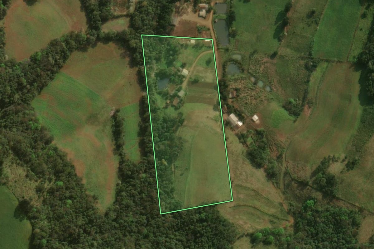 Imagem de satélite do imóvel rural em Barracão (PR), com o contorno declarado no CAR desenhado por cima.