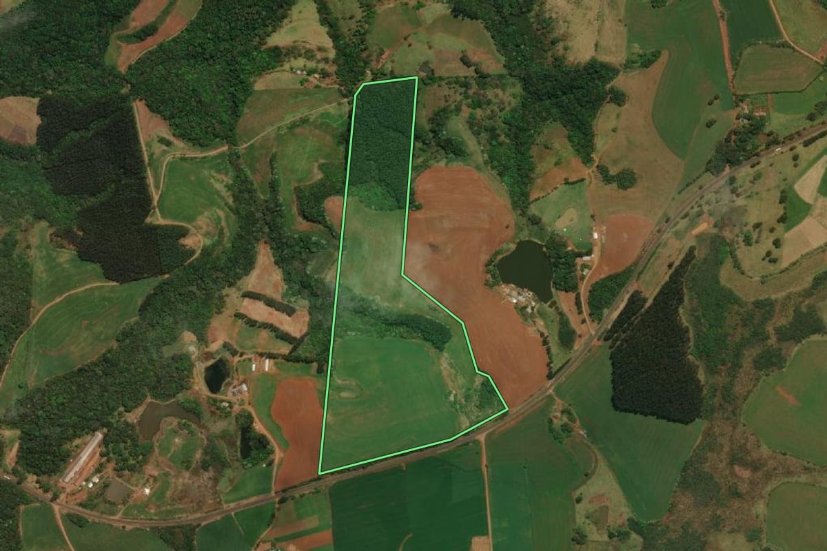 Imagem de satélite do imóvel rural em Barracão (PR), com o contorno declarado no CAR desenhado por cima.