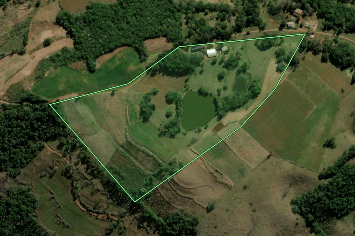 Imagem de satélite do imóvel rural em Barracão (PR), com o contorno declarado no CAR desenhado por cima.
