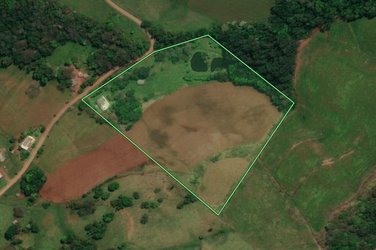 Imagem de satélite do imóvel rural em Barracão (PR), com o contorno declarado no CAR desenhado por cima.