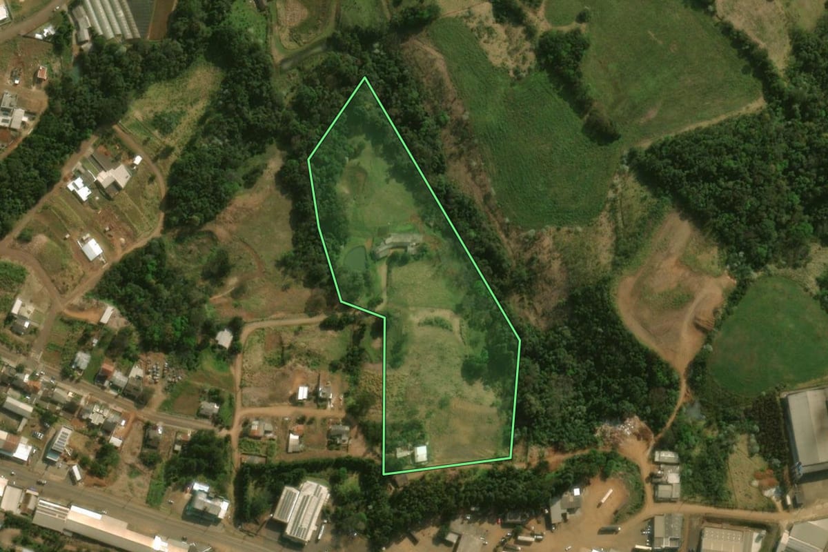 Imagem de satélite do imóvel rural em Barracão (PR), com o contorno declarado no CAR desenhado por cima.