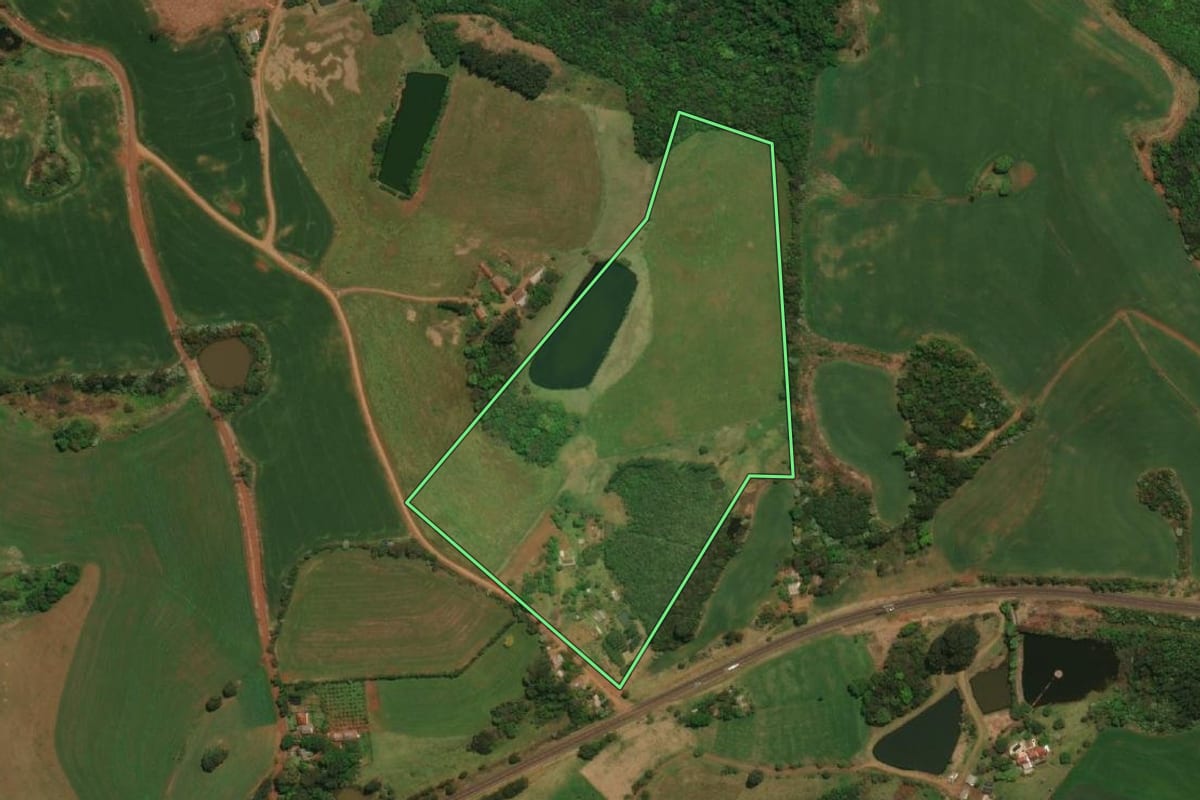 Imagem de satélite do imóvel rural em Barracão (PR), com o contorno declarado no CAR desenhado por cima.