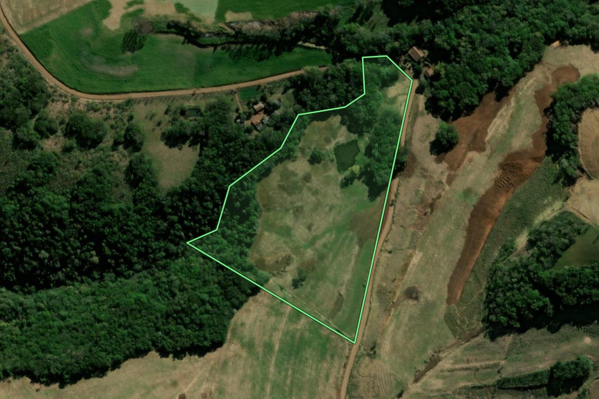 Imagem de satélite do imóvel rural em Barracão (PR), com o contorno declarado no CAR desenhado por cima.