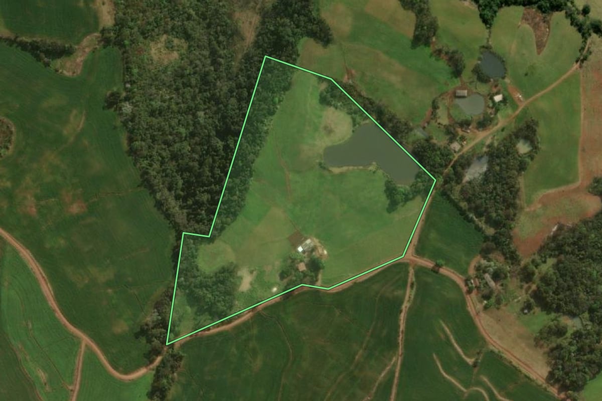Imagem de satélite do imóvel rural em Barracão (PR), com o contorno declarado no CAR desenhado por cima.