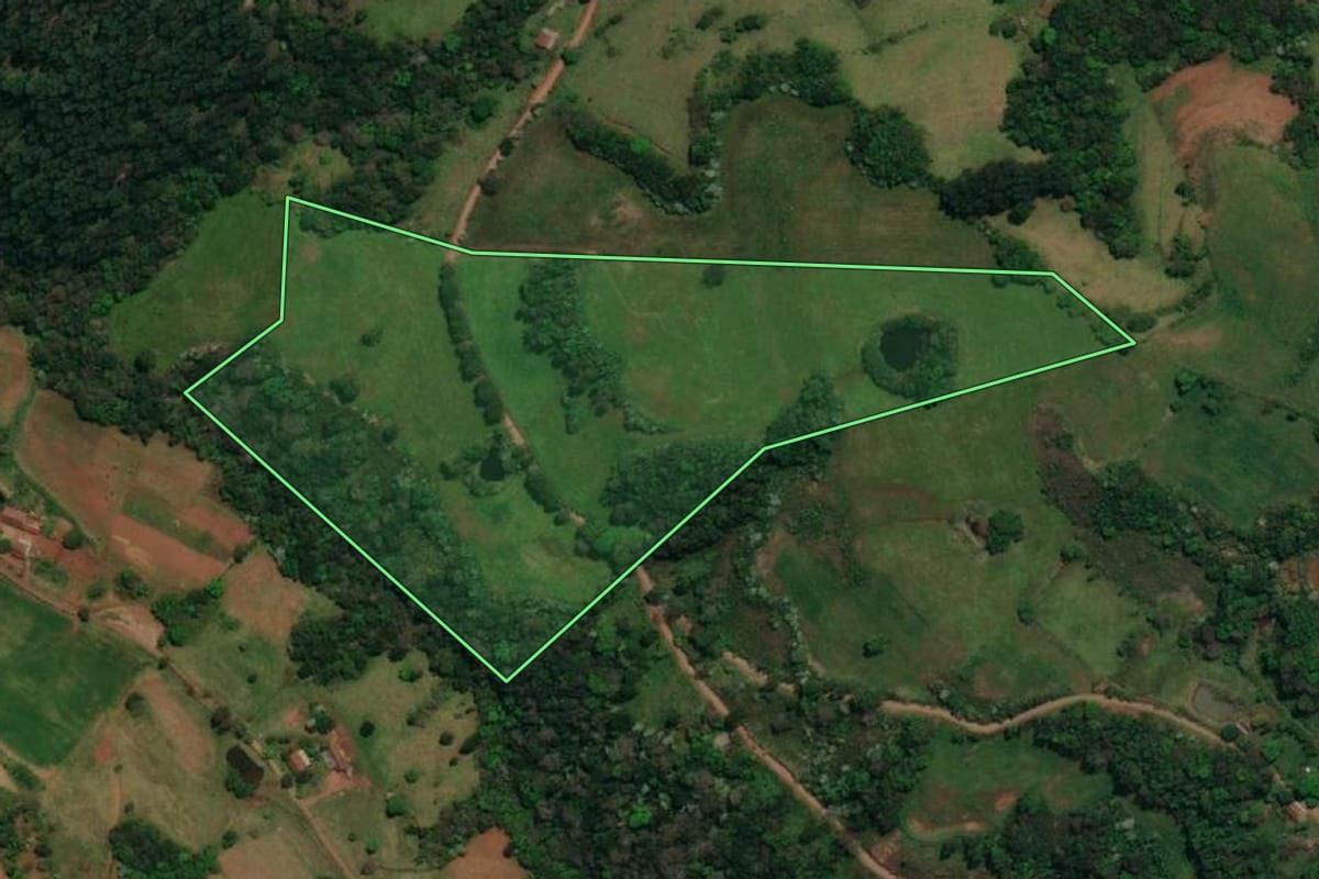 Imagem de satélite do imóvel rural em Barracão (PR), com o contorno declarado no CAR desenhado por cima.