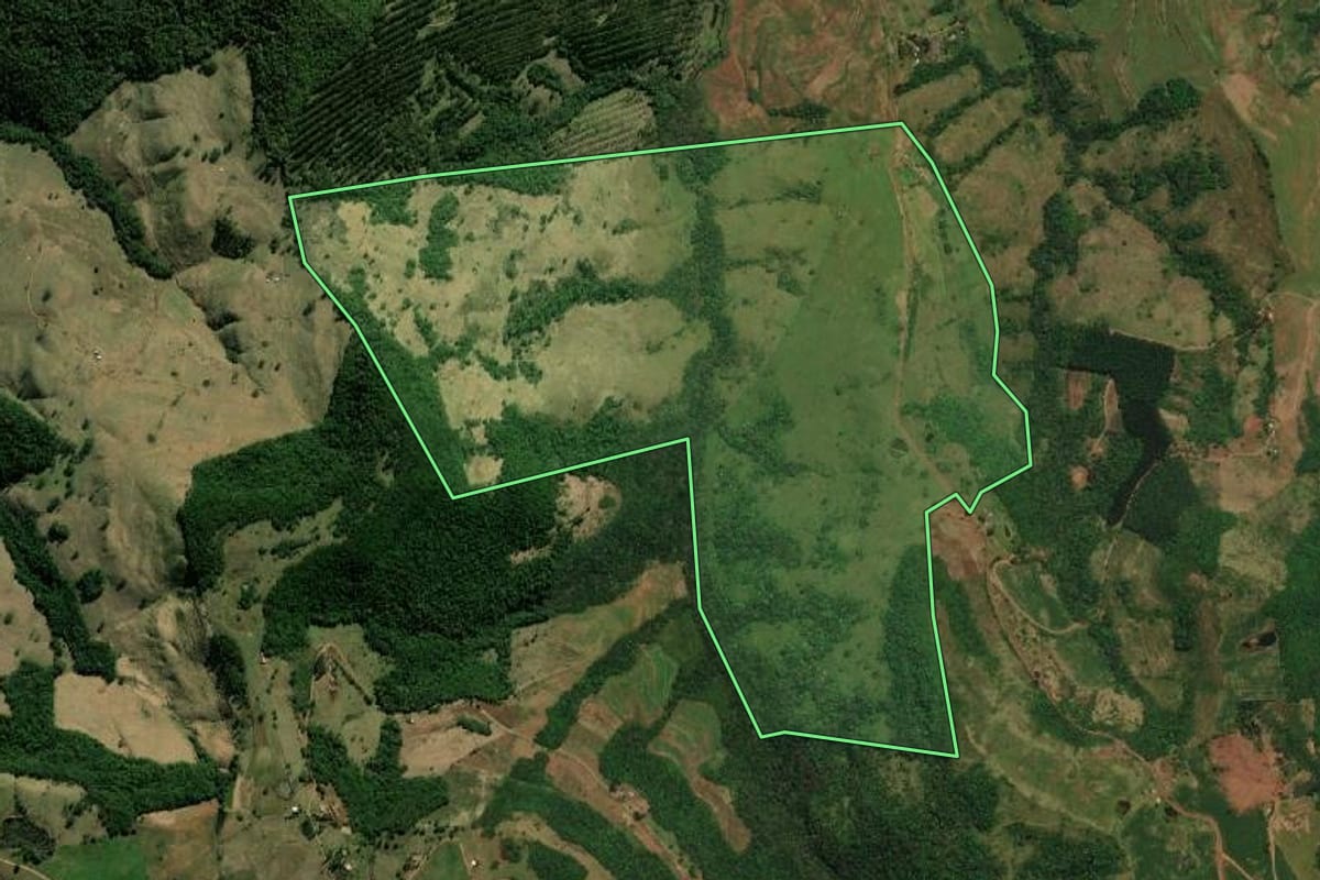 Imagem de satélite do imóvel rural em Barracão (PR), com o contorno declarado no CAR desenhado por cima.