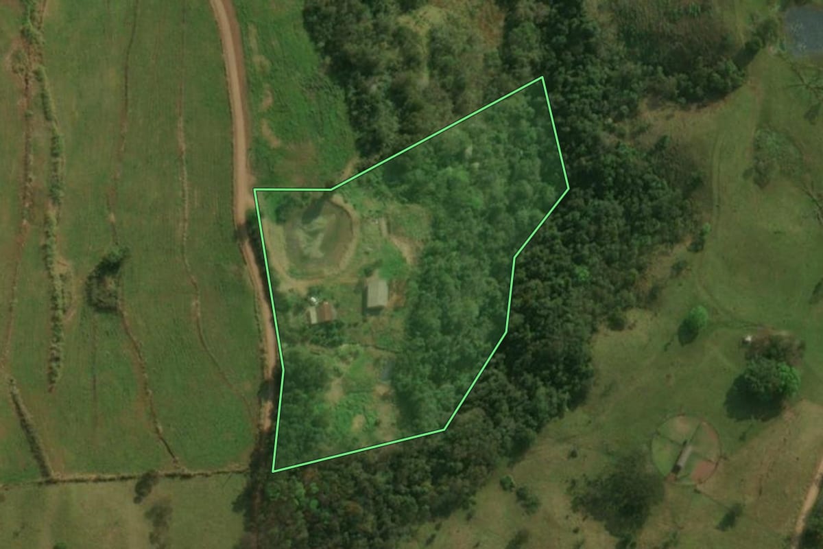 Imagem de satélite do imóvel rural em Barracão (PR), com o contorno declarado no CAR desenhado por cima.