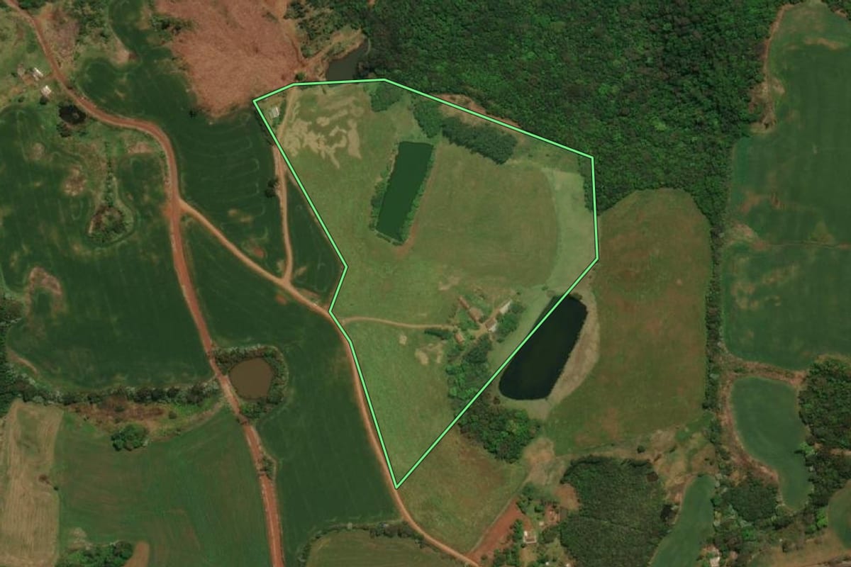 Imagem de satélite do imóvel rural em Barracão (PR), com o contorno declarado no CAR desenhado por cima.
