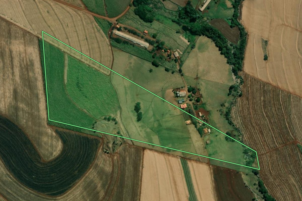 Imagem de satélite do imóvel rural em Barra do Jacaré (PR), com o contorno declarado no CAR desenhado por cima.