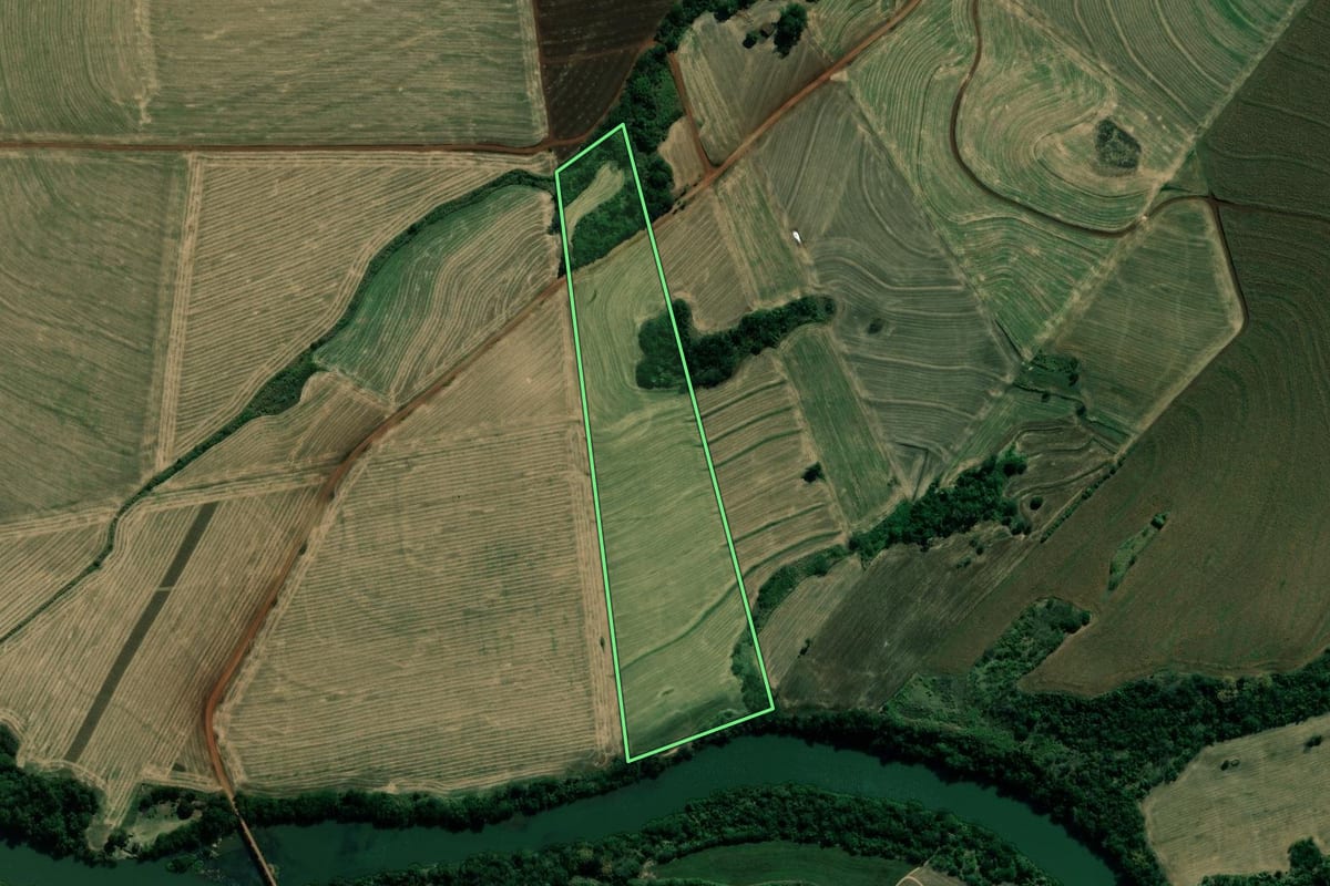 Imagem de satélite do imóvel rural em Barra do Jacaré (PR), com o contorno declarado no CAR desenhado por cima.