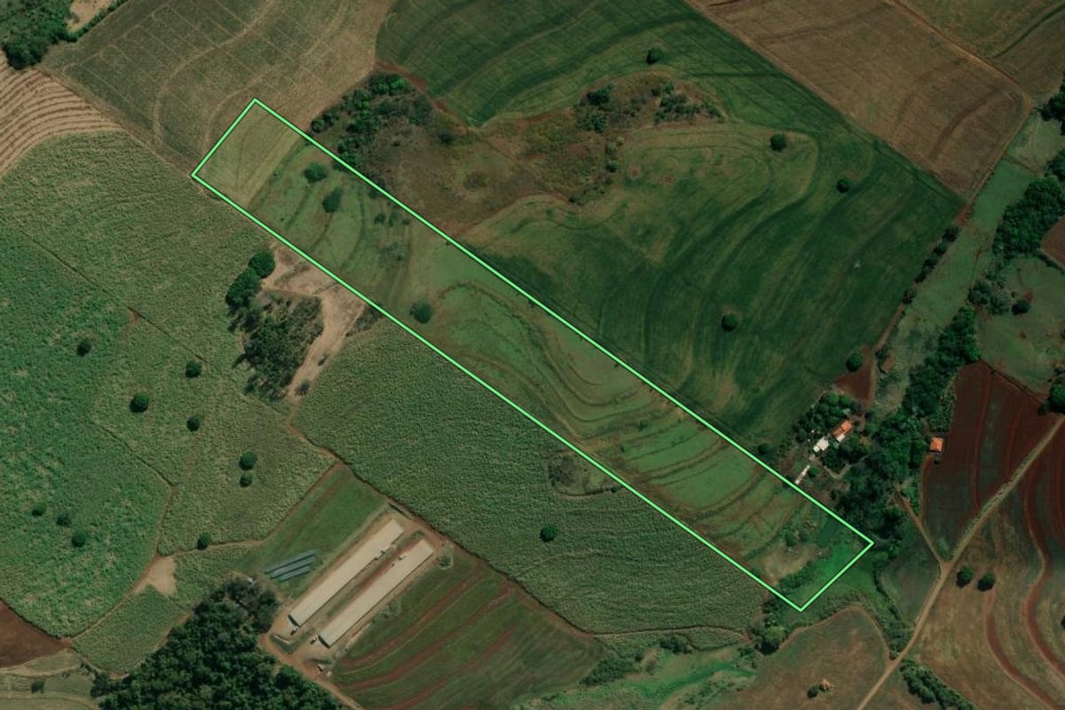 Imagem de satélite do imóvel rural em Barra do Jacaré (PR), com o contorno declarado no CAR desenhado por cima.
