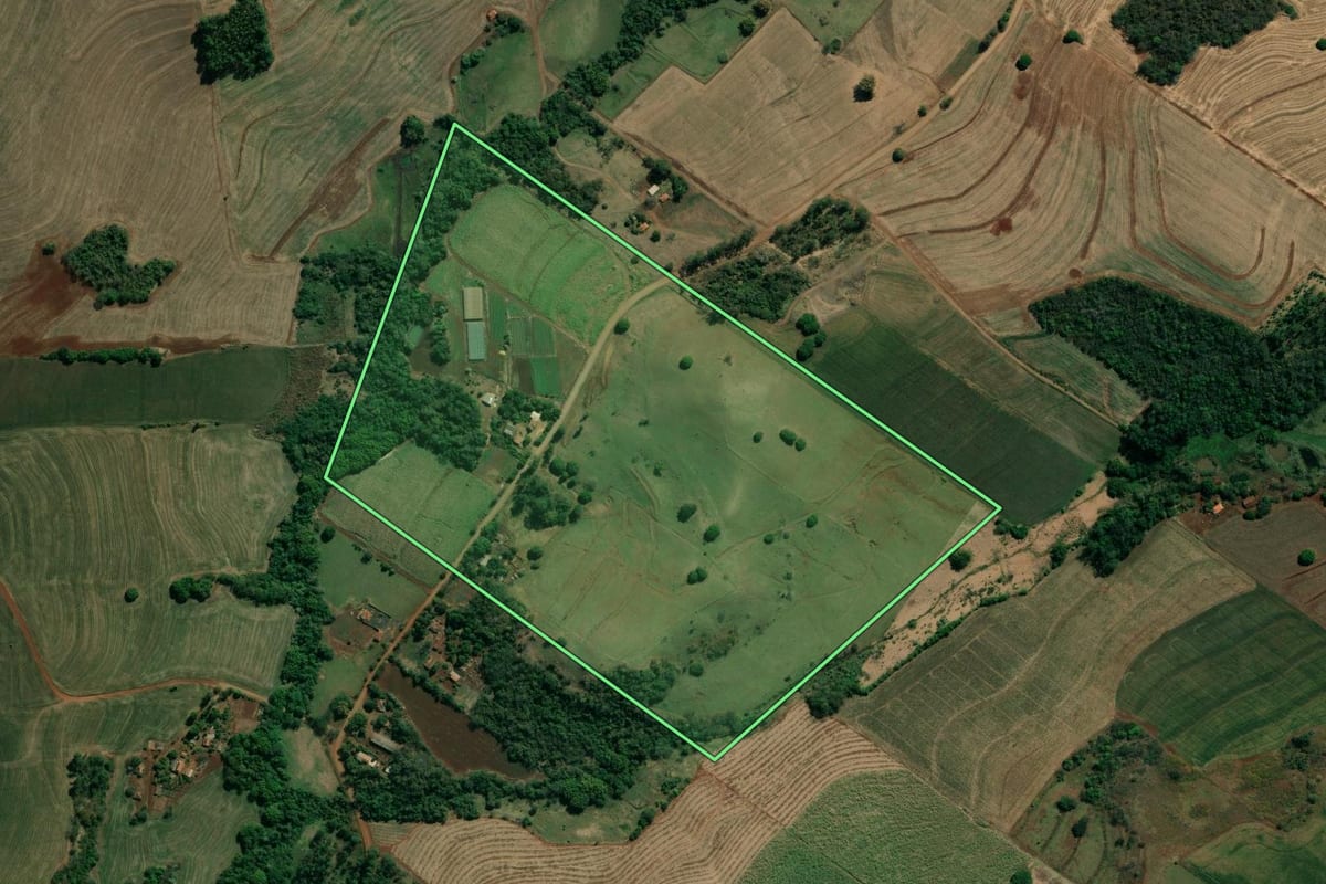 Imagem de satélite do imóvel rural em Barra do Jacaré (PR), com o contorno declarado no CAR desenhado por cima.