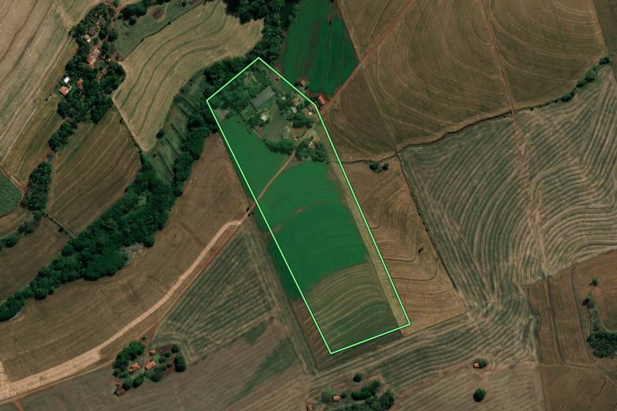 Imagem de satélite do imóvel rural em Barra do Jacaré (PR), com o contorno declarado no CAR desenhado por cima.