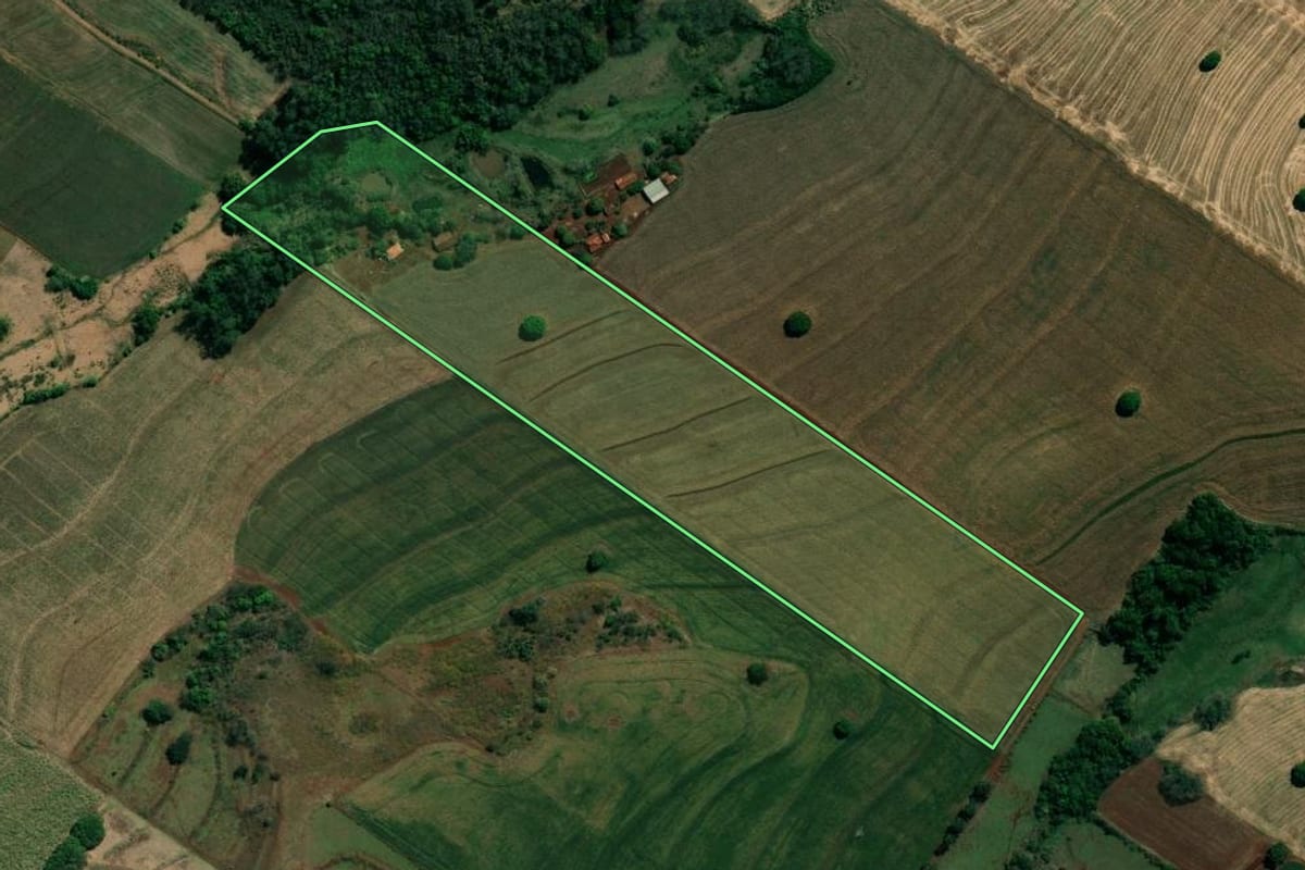 Imagem de satélite do imóvel rural em Barra do Jacaré (PR), com o contorno declarado no CAR desenhado por cima.