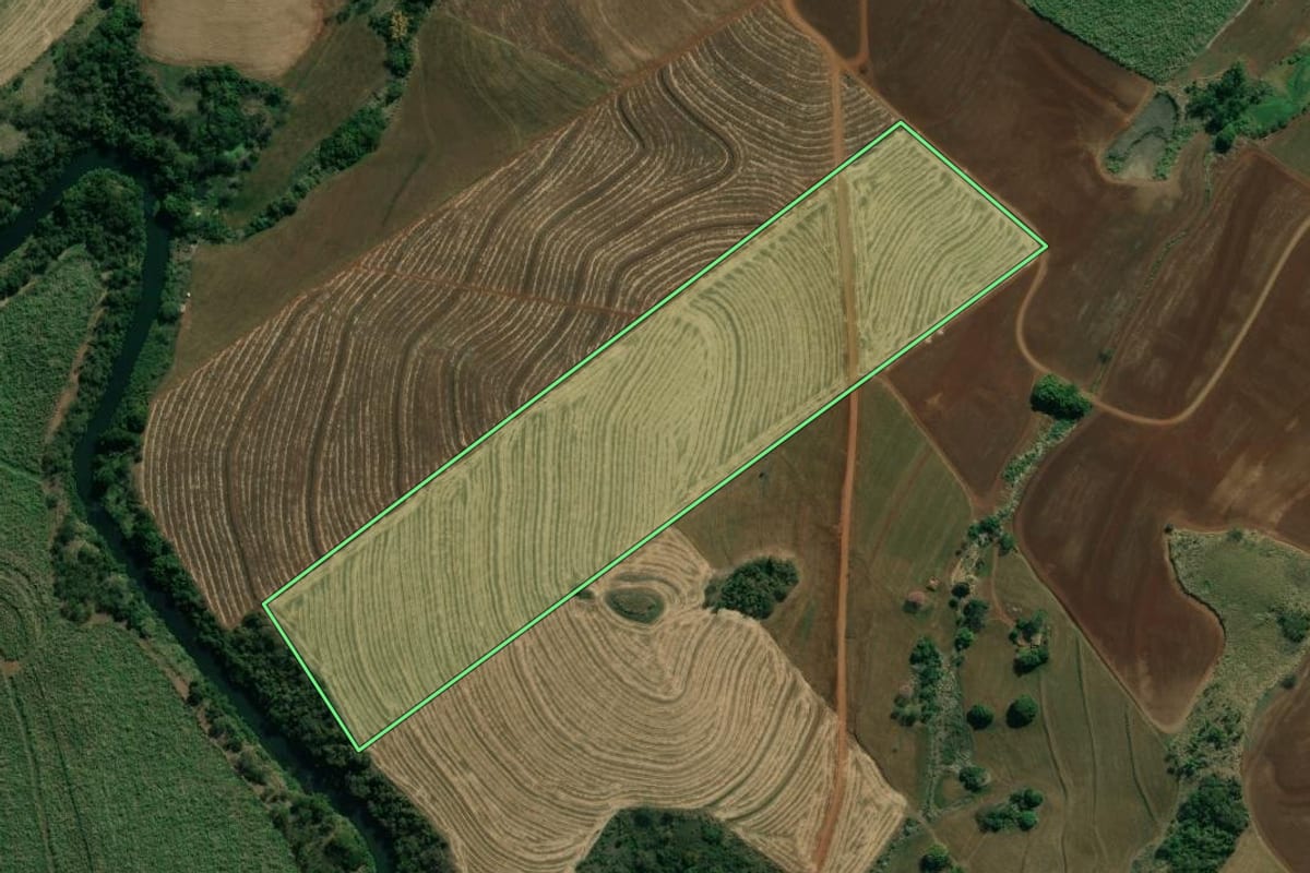 Imagem de satélite do imóvel rural em Barra do Jacaré (PR), com o contorno declarado no CAR desenhado por cima.