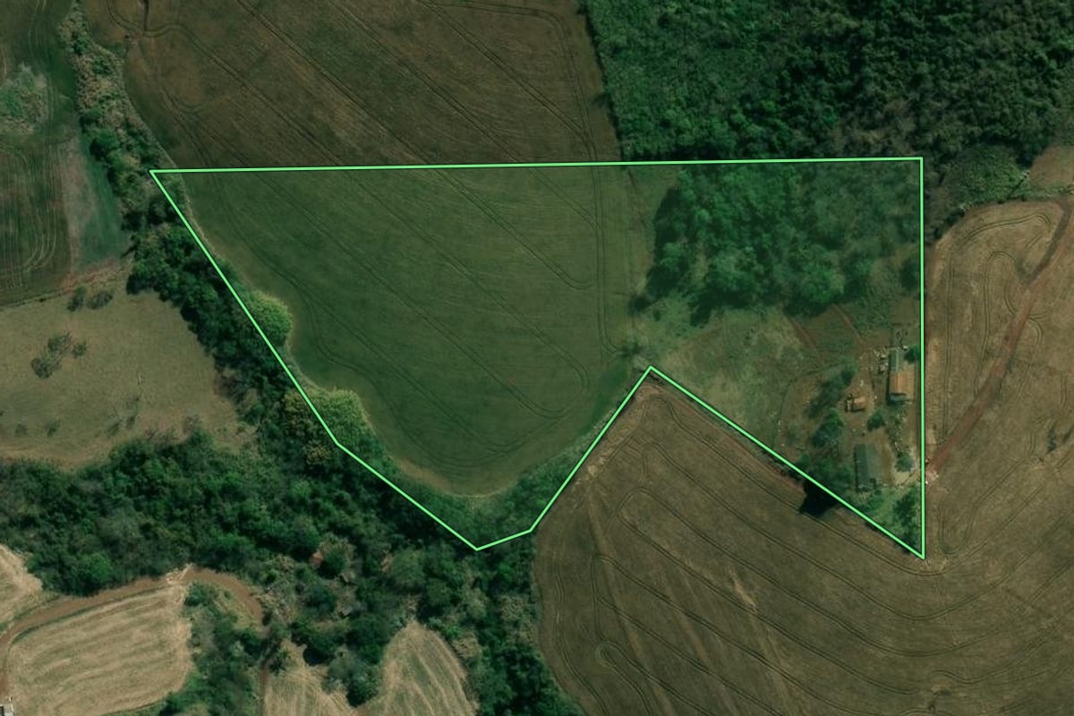 Imagem de satélite do imóvel rural em Barra do Jacaré (PR), com o contorno declarado no CAR desenhado por cima.