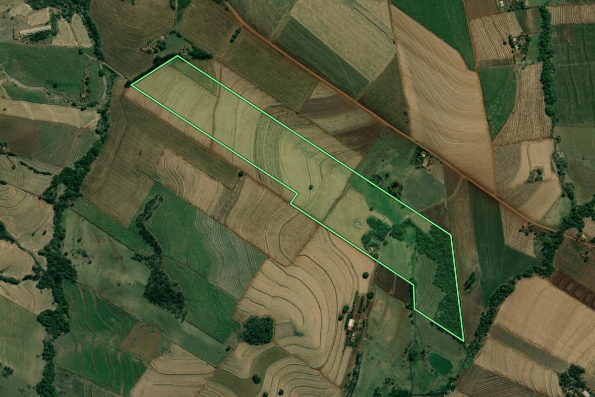 Imagem de satélite do imóvel rural em Barra do Jacaré (PR), com o contorno declarado no CAR desenhado por cima.