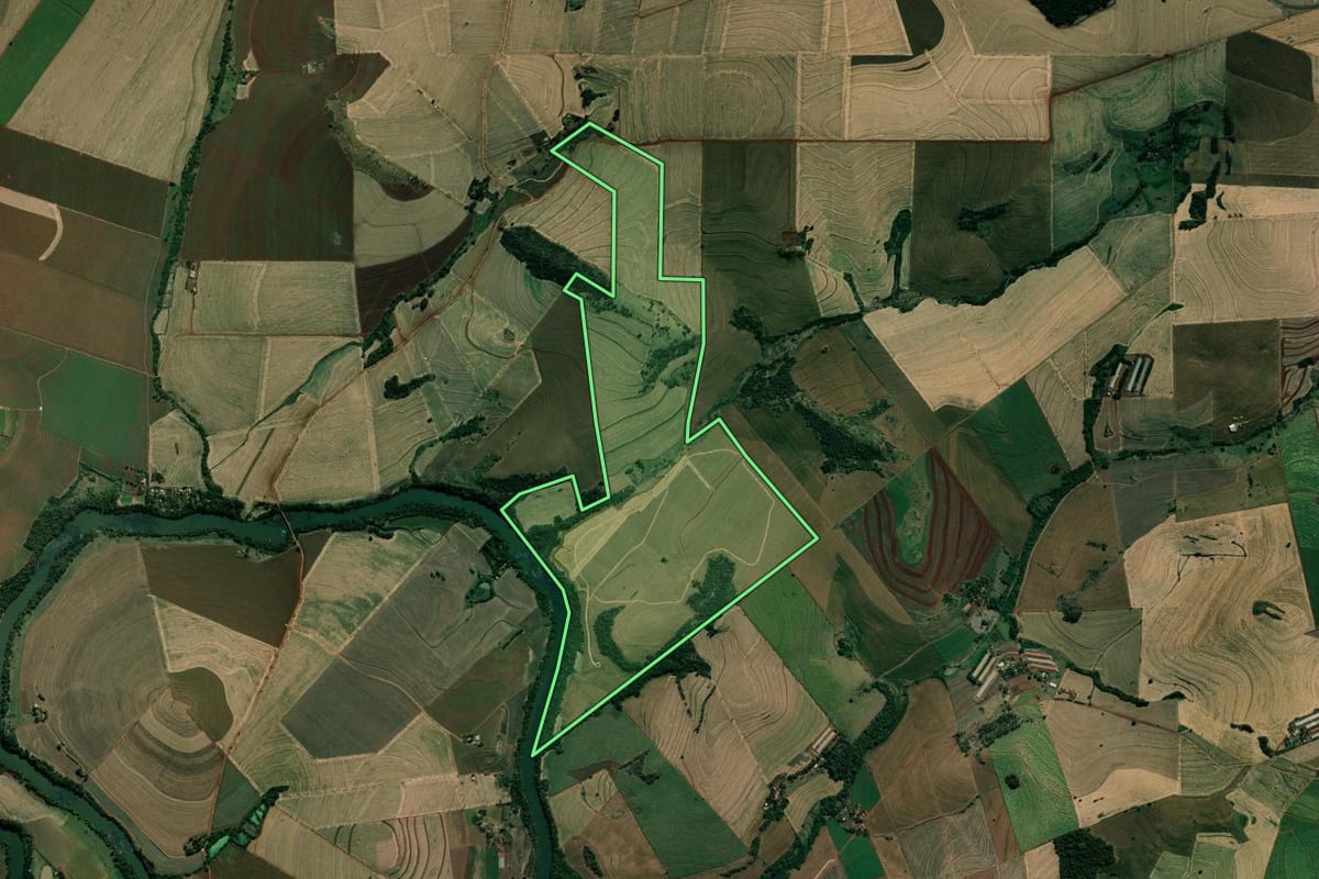 Imagem de satélite do imóvel rural em Barra do Jacaré (PR), com o contorno declarado no CAR desenhado por cima.