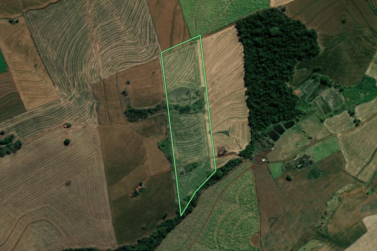 Imagem de satélite do imóvel rural em Barra do Jacaré (PR), com o contorno declarado no CAR desenhado por cima.