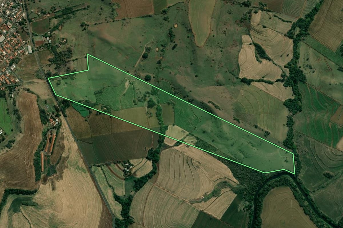 Imagem de satélite do imóvel rural em Barra do Jacaré (PR), com o contorno declarado no CAR desenhado por cima.