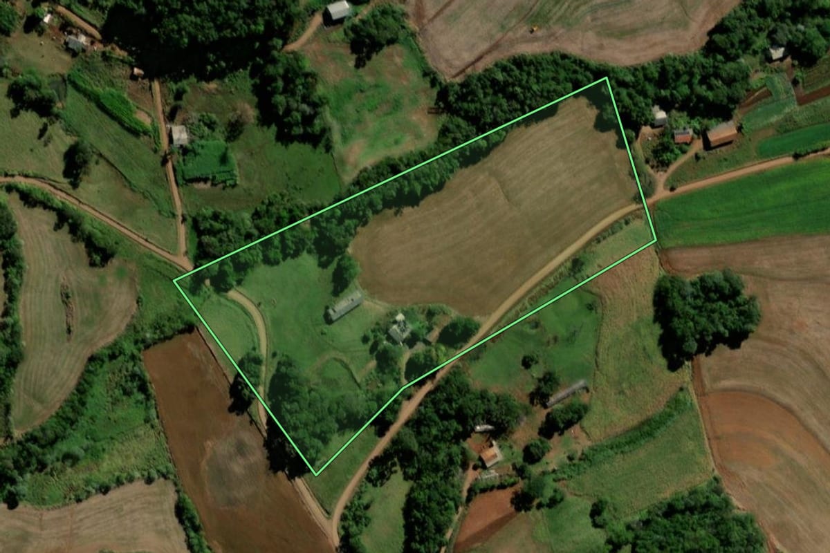 Imagem de satélite do imóvel rural em Bela Vista da Caroba (PR), com o contorno declarado no CAR desenhado por cima.