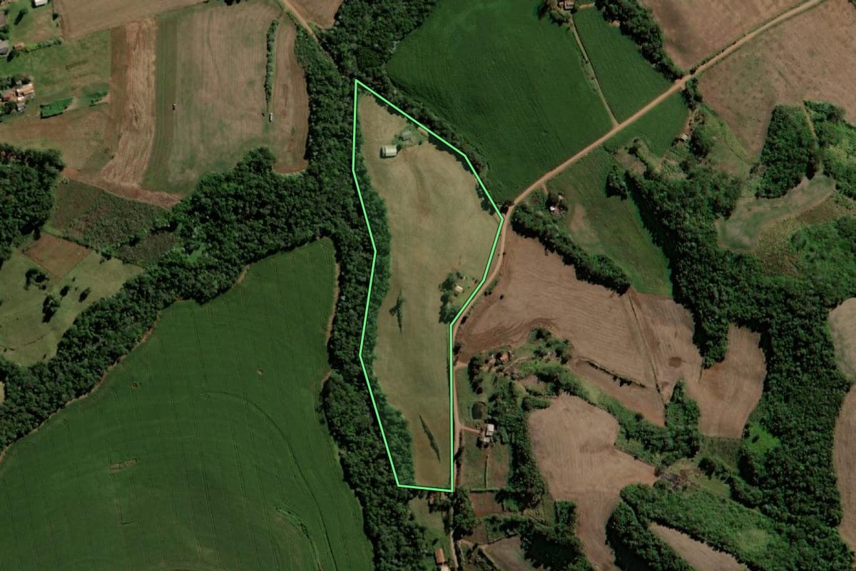 Imagem de satélite do imóvel rural em Bela Vista da Caroba (PR), com o contorno declarado no CAR desenhado por cima.