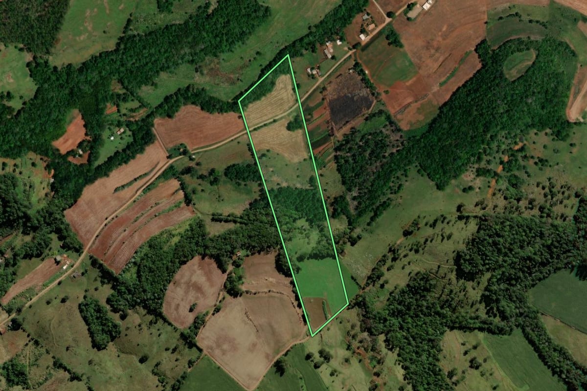 Imagem de satélite do imóvel rural em Bela Vista da Caroba (PR), com o contorno declarado no CAR desenhado por cima.