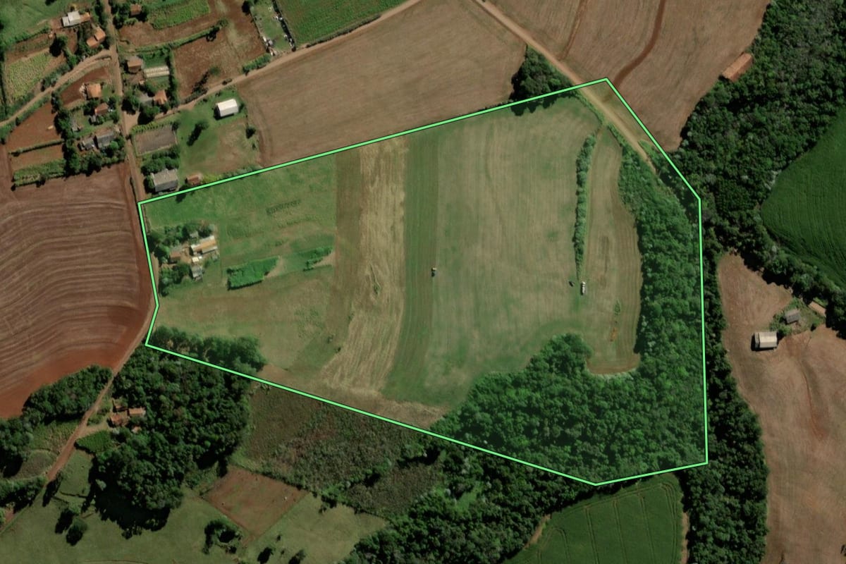Imagem de satélite do imóvel rural em Bela Vista da Caroba (PR), com o contorno declarado no CAR desenhado por cima.
