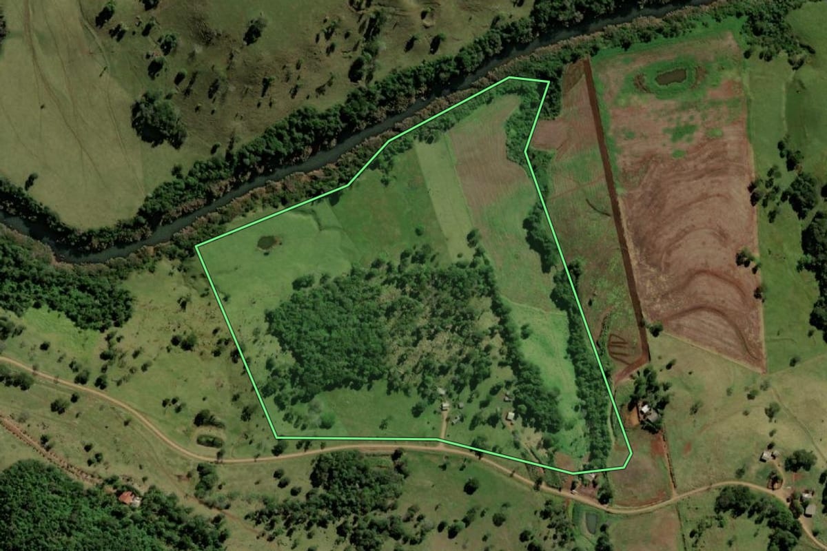 Imagem de satélite do imóvel rural em Bela Vista da Caroba (PR), com o contorno declarado no CAR desenhado por cima.
