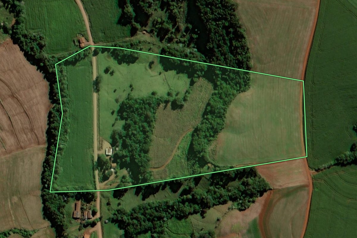 Imagem de satélite do imóvel rural em Bela Vista da Caroba (PR), com o contorno declarado no CAR desenhado por cima.