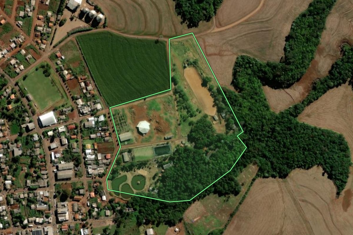 Imagem de satélite do imóvel rural em Bela Vista da Caroba (PR), com o contorno declarado no CAR desenhado por cima.