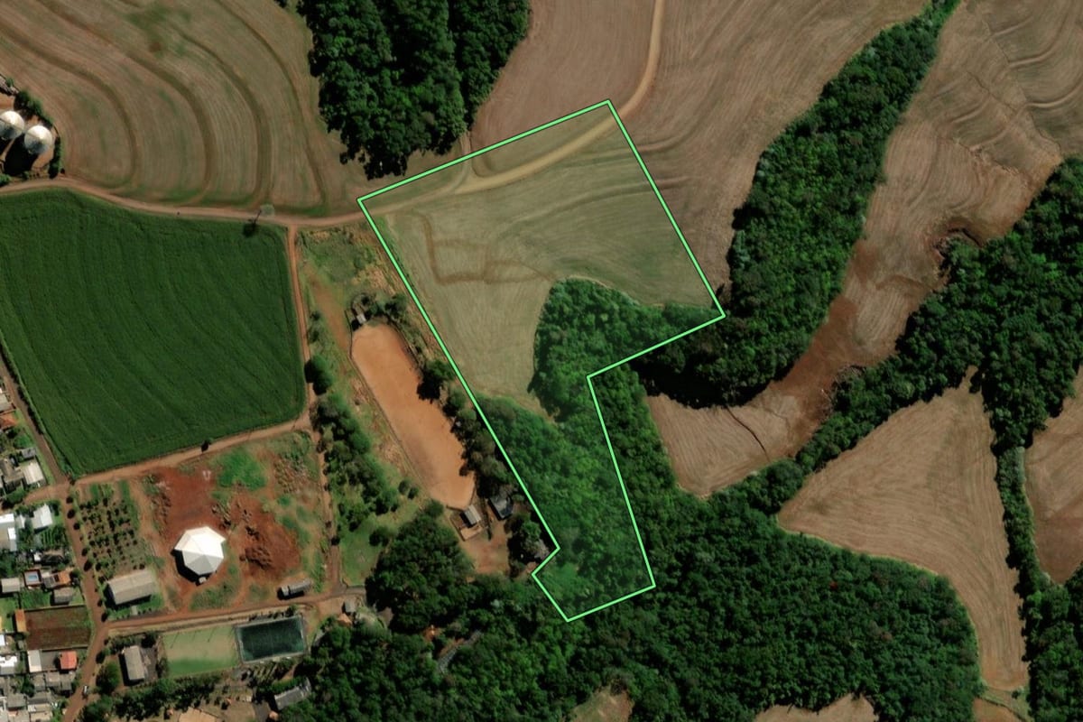 Imagem de satélite do imóvel rural em Bela Vista da Caroba (PR), com o contorno declarado no CAR desenhado por cima.