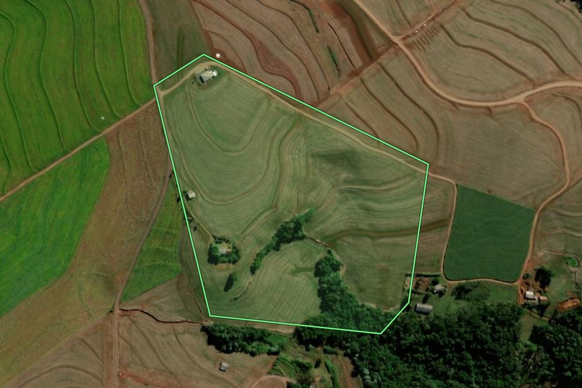 Imagem de satélite do imóvel rural em Bela Vista da Caroba (PR), com o contorno declarado no CAR desenhado por cima.
