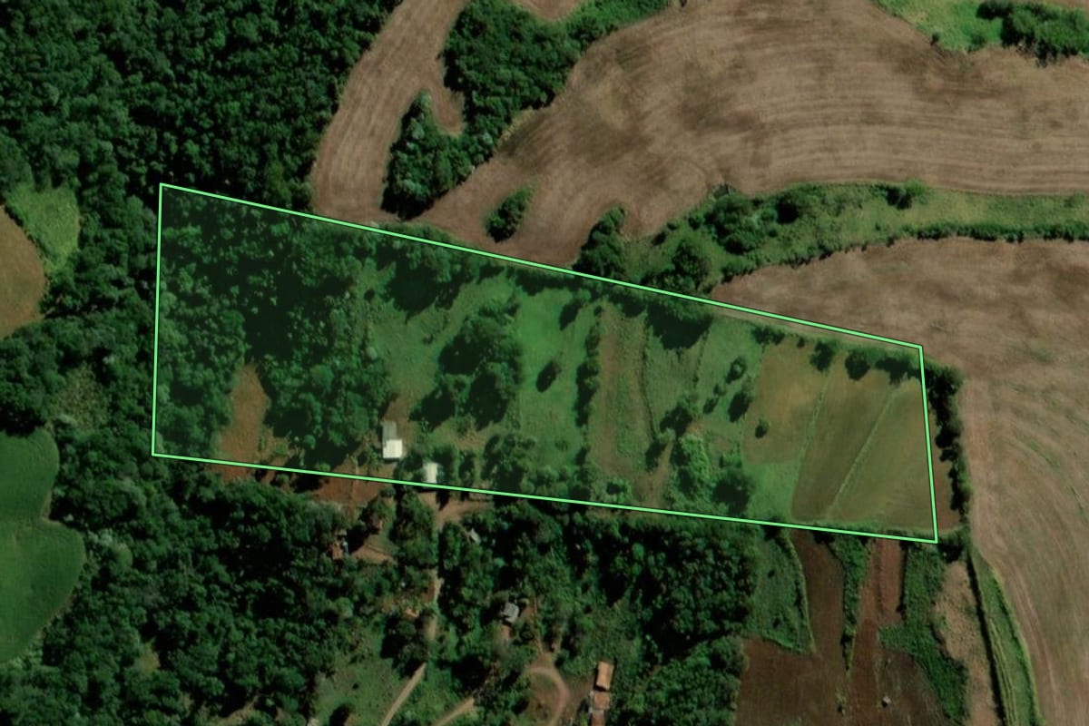 Imagem de satélite do imóvel rural em Bela Vista da Caroba (PR), com o contorno declarado no CAR desenhado por cima.