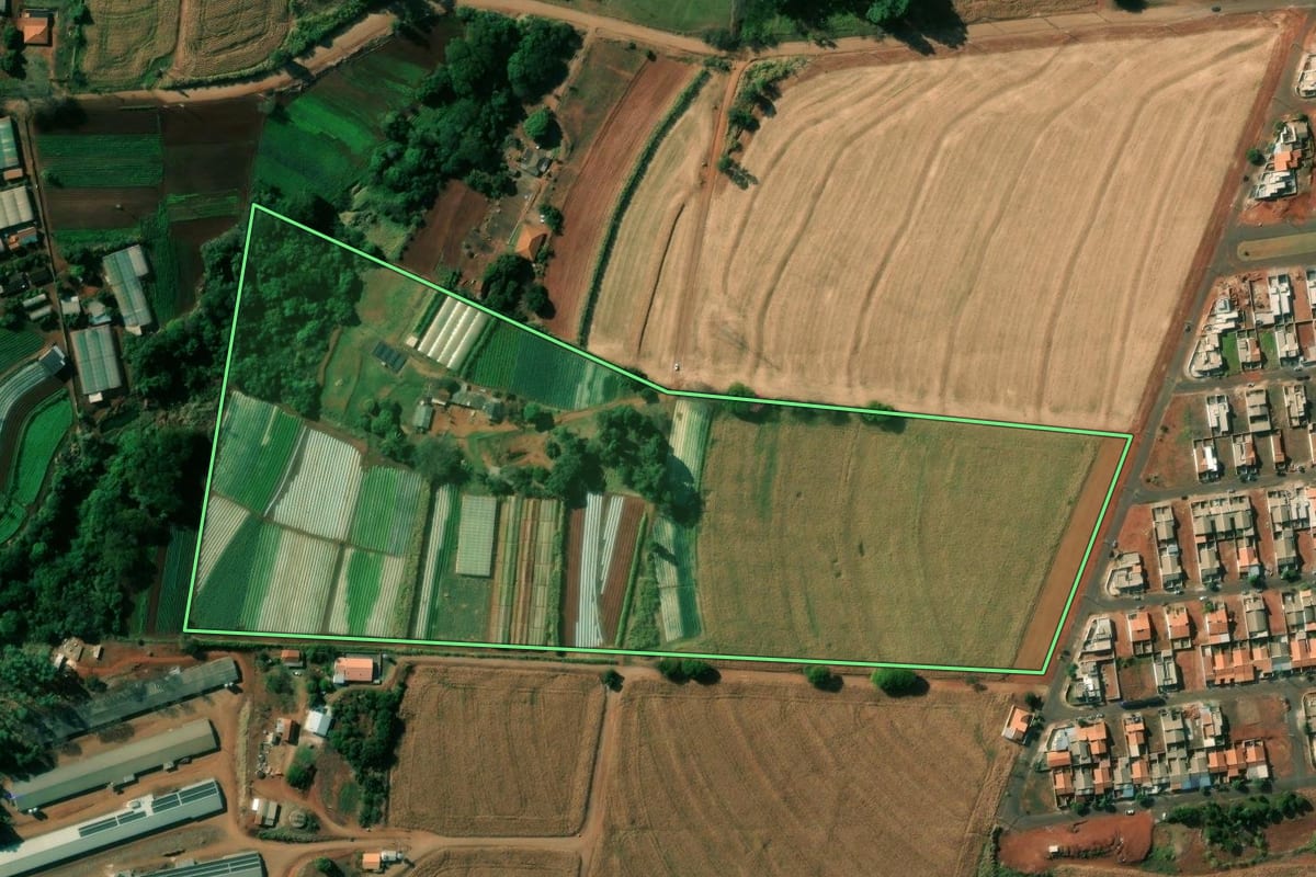Imagem de satélite do imóvel rural em Bela Vista do Paraíso (PR), com o contorno declarado no CAR desenhado por cima.