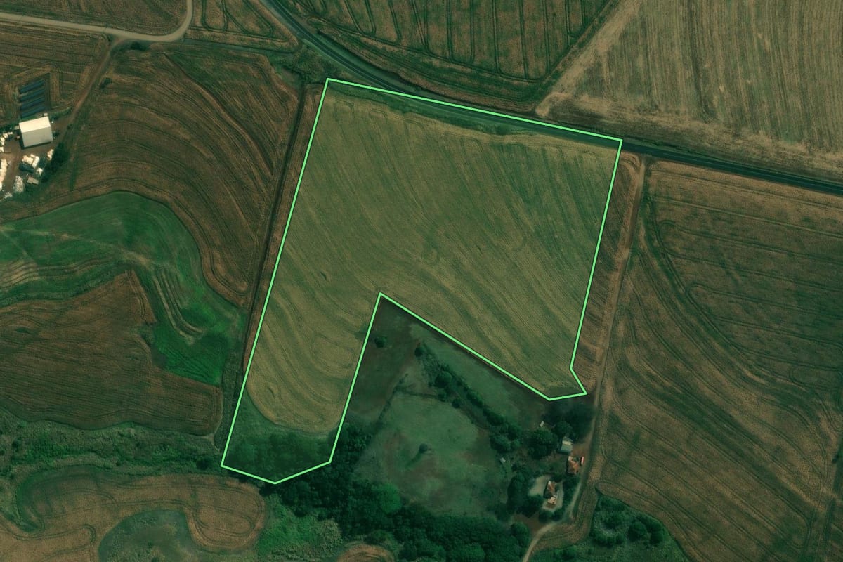 Imagem de satélite do imóvel rural em Bela Vista do Paraíso (PR), com o contorno declarado no CAR desenhado por cima.