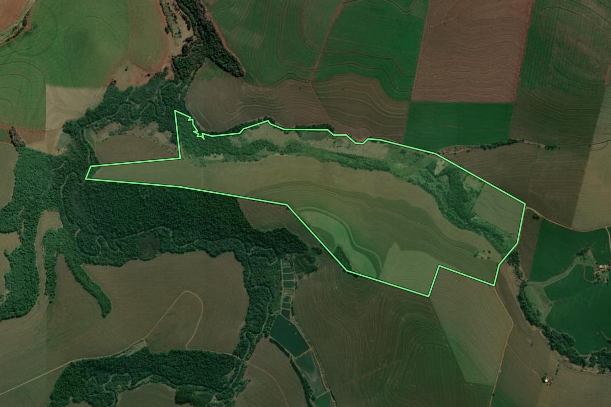 Imagem de satélite do imóvel rural em Bela Vista do Paraíso (PR), com o contorno declarado no CAR desenhado por cima.