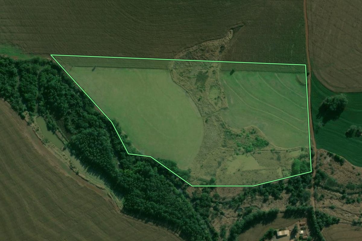 Imagem de satélite do imóvel rural em Bela Vista do Paraíso (PR), com o contorno declarado no CAR desenhado por cima.